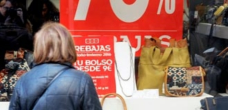 El descenso de Vestido y calzado ha permitido una bajada de la inflación. / KAMARERO