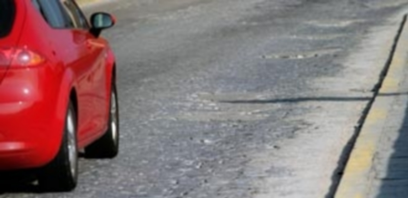 El pavimento de la céntrica calle San Juan presenta este estado en varios puntos. / KAMARERO