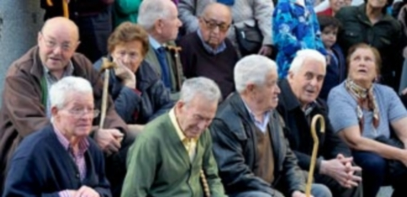 Los jubilados segovianos cobran una pensión media de 980 euros 1 En Segovia hay más de 20.500 personas que perciben una pensión por jubilación y casi 9.000 que la reciben por viudedad. / KAMARERO