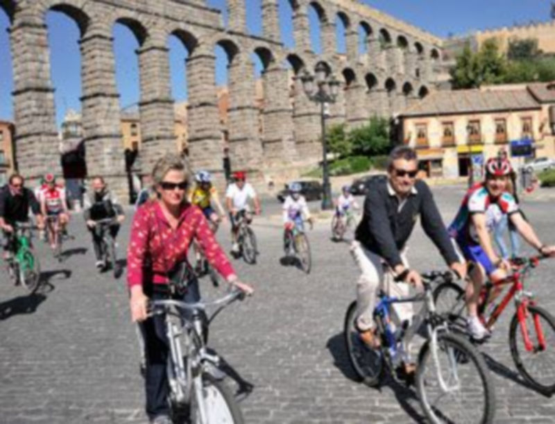 Los concejales de Segovia Paloma Maroto y Juan Cruz Aragoneses