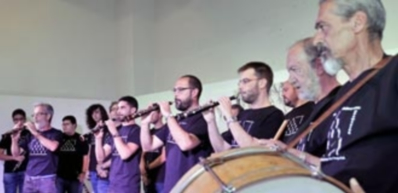 Despedidas y llegadas 1 Un momento de la actuación de la Escuela de Dulzaina. / Kamarero