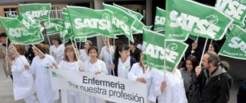 Protesta de los profesionales de Enfermería ayer a las puertas del Hospital General./Kamarero