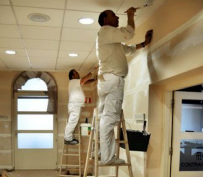 Dos de los pintores contratados