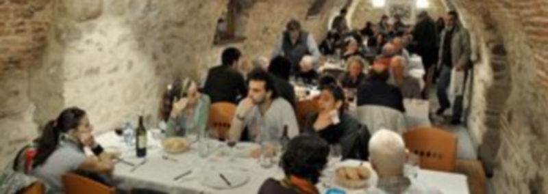 ‘La Bóveda’ del restaurante José se convierte durante estos días en la segunda casa de los titiriteros. / KAMARERO