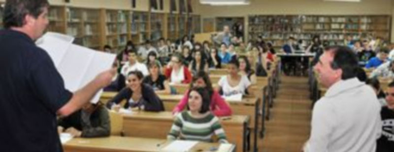 Los profesores hicieron sonreir a los alumnos al explicar el sistema de examen con gestos de las azafatas de vuelo./Kamarero