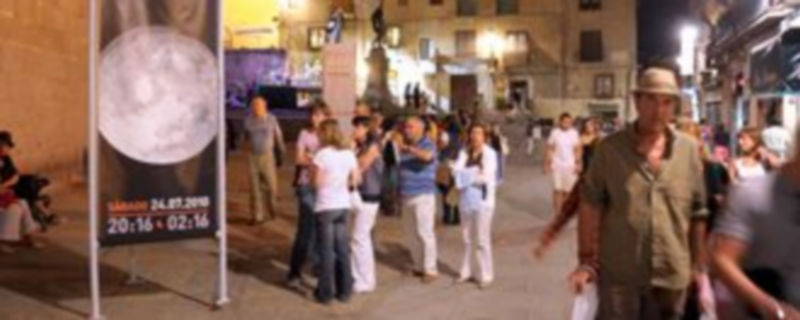 Carteles anunciando la pasada Noche de Luna Llena