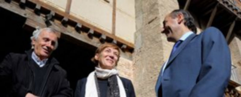 El director de la Fundación del Patrimonio Histórico conversa con los ponentes que viajaron desde Francia./ Kamarero