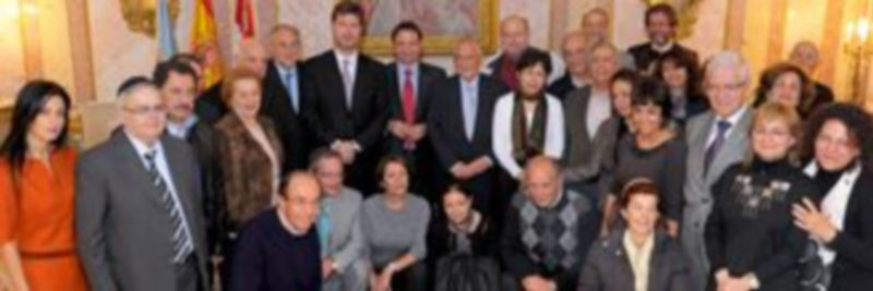 Representantes de los sefardíes y de otras instituciones posan tras la firma de la adhesión a Erensya. / Kamarero