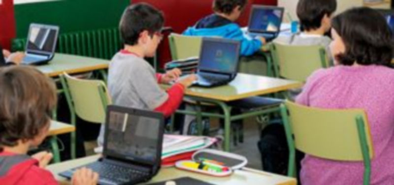 En 2010 se han introducido el uso de miniordenadores en clase como herramienta de trabajo del alumno y el profesor./Kamarero