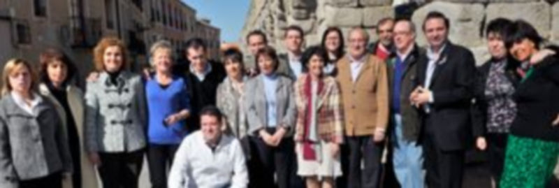 Arahuetes posa junto con los miembros de la lista y concejales que asistieron ayer a la reunión en la sede del PSOE. /Kamarero