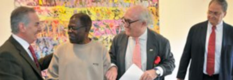 Rafael Encinas saluda a Larry Otoo en presencia de Javier Giráldez y José Manuel Tamayo./ Kamarero