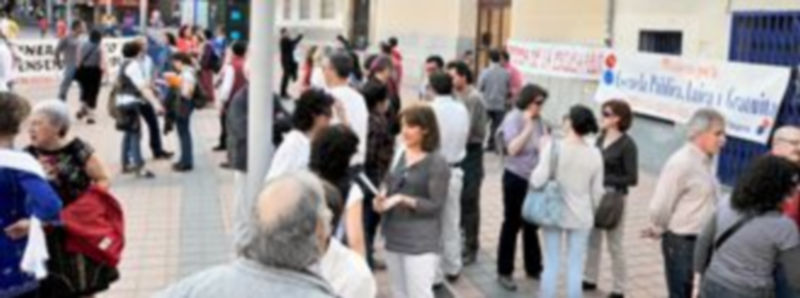 La protesta ante la Dirección de Educación fue organizada por la plataforma Por una escuela pública