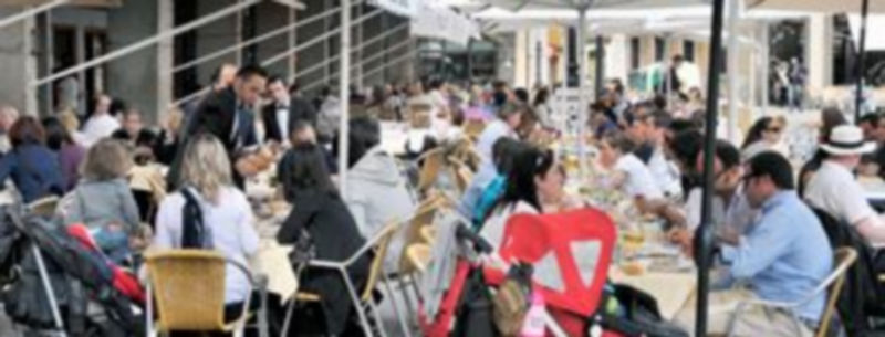 Las terrazas han estado así de animadas durante la Semana Santa en la capital segoviana. El sector Servicios registró un descenso del número de parados. / Kamarero