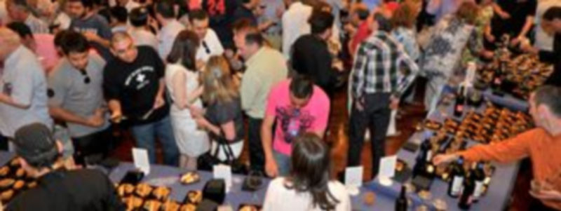 Numerosos segovianos se acercaron ayer al Teatro Juan Bravo a probar las primeras tapas ofrecidas por los restaurantes que participan en el concurso que se celebrará hasta el día 30. / kamarero