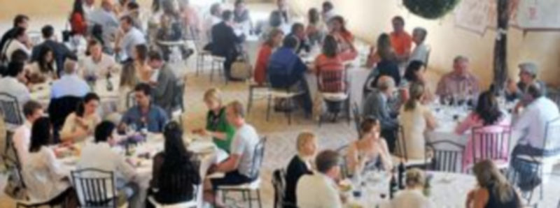 Las familias celebraron ayer un almuerzo donde saborearon lo más destacado de la gastronomía segoviana. / Kamarero
