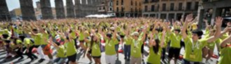 Los peregrinos de Claret protagonizaron un multitudinario “flashmob” en el Azoguejo