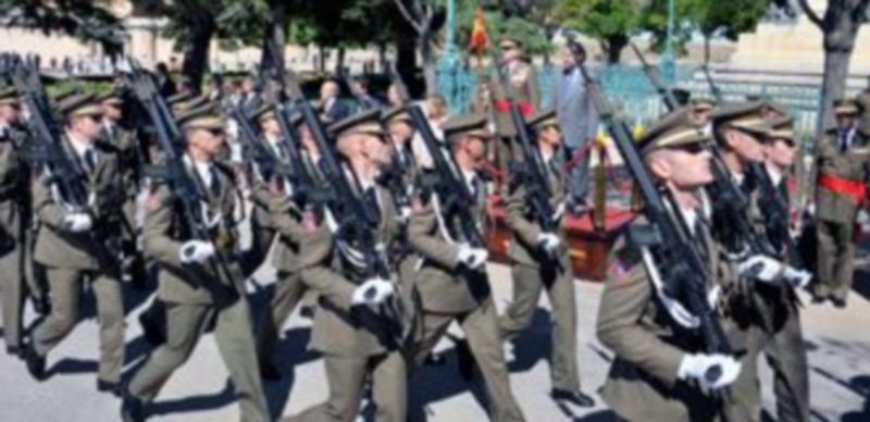 Los alumnos desfilaron ante las autoridades civiles y militares una vez finalizado el acto inaugural del curso frente al Alcázar. / Kamarero