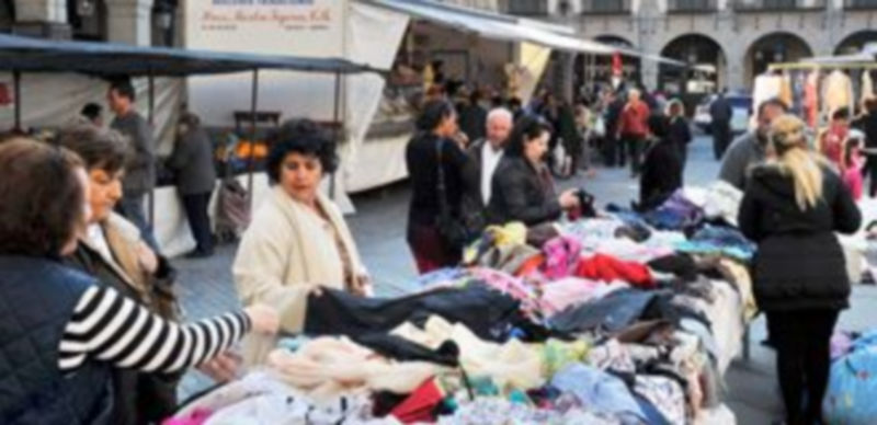 Uno de los puestos de ropa situado frente a los soportales del teatro Juan Bravo. / Kamarero