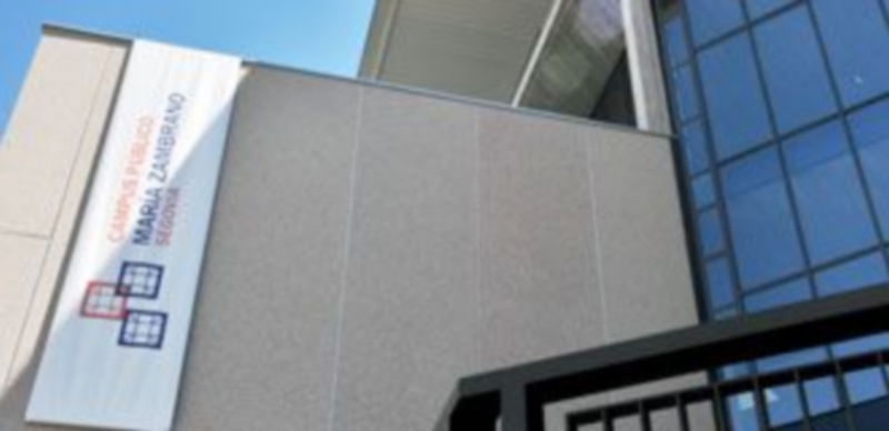 El cartel con el símbolo del campus María Zambrano puede verse desde la plaza Alto de los Leones de Castilla. / Kamarero