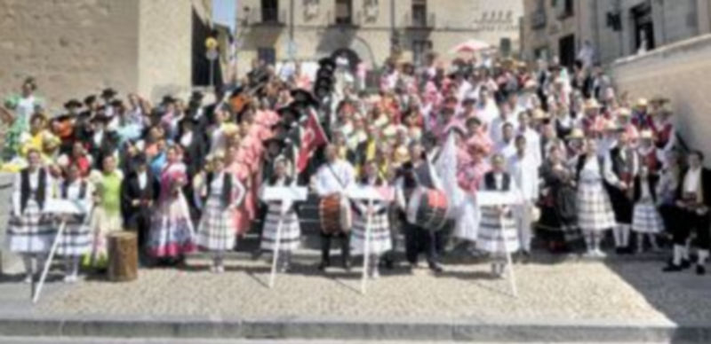 La plaza de San Martín se convirtió en el escenario perfecto para una foto de todos los grupos participantes en el festival durante el desfile que tuvo lugar ayer por la mañana. / Kamarero