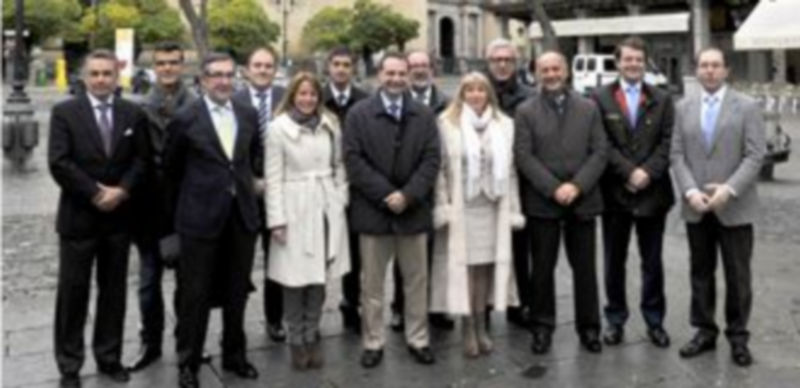 Foto de familia en la Plaza Mayor de los representantes de las 13 ciudades