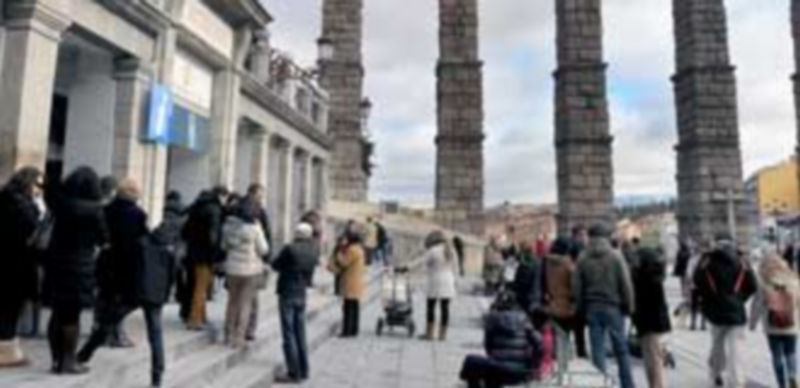 El ‘puente’ confirma la tendencia alcista en el número de visitantes 1 Miles de personas aprovecharon el ‘puente’ para disfrutar de la riqueza monumental y gastronómica de Segovia. / Kamarero