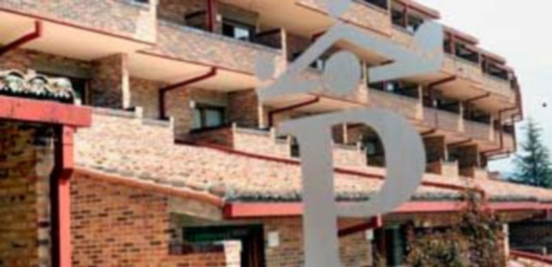 El senador socialista Félix Montes defiende la rentabilidad de los paradores de Segovia y de La Granja. / Kamarero