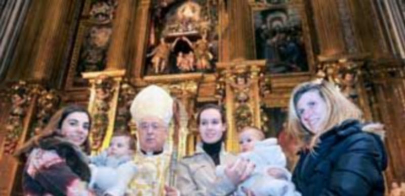 El obispo de Segovia posa junto a las tres niñas que fueron ayer presentadas ante la Virgen de la Fuencisla