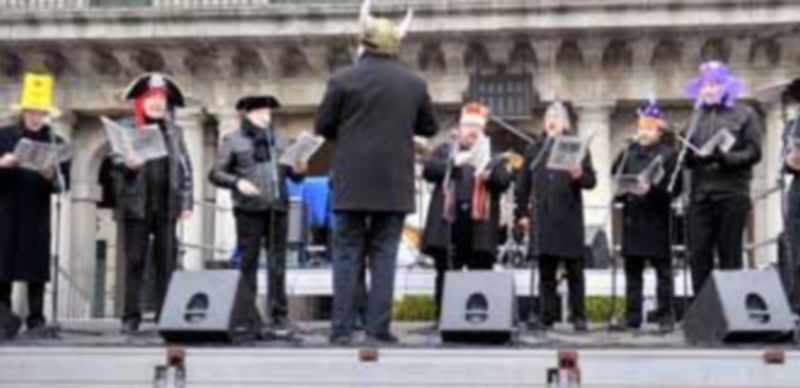 Tutto Voce puso voz al Carnaval 1 La agrupación vocal Tutto Voce convirtió el pregón de Carnaval en una pequeña actuación