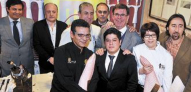 Premio al mejor corte para Daniel Rivero Obregón 1 Los tres ganadores posan con los miembros del jurado y los organizadores del concurso. / Kamarero