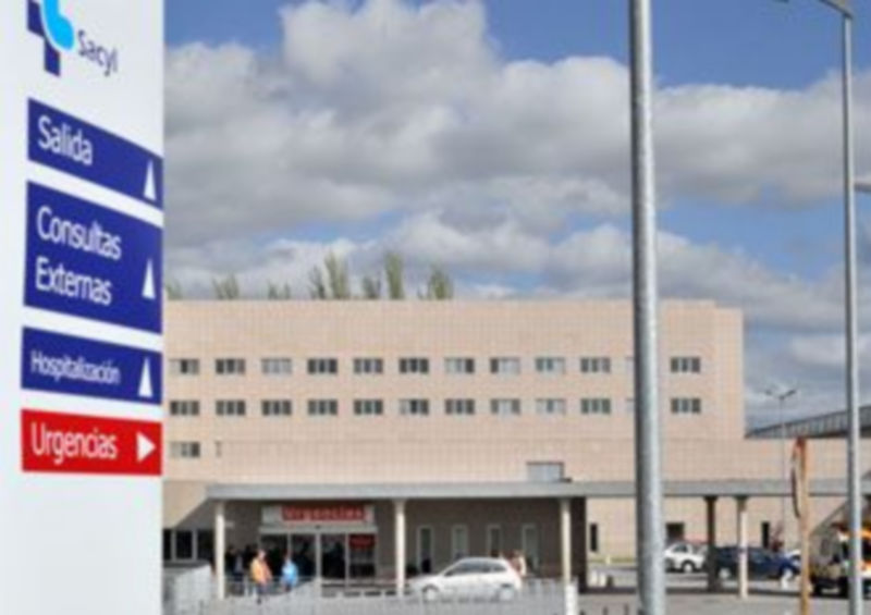 La tranquilidad era ayer la tónica general en las inmediaciones del Hospital de Segovia. / KAMARERO