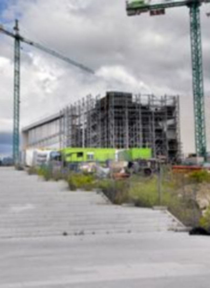 La actividad de máquinas y operarios cesó ayer en las obras del CAT. / Kamarero