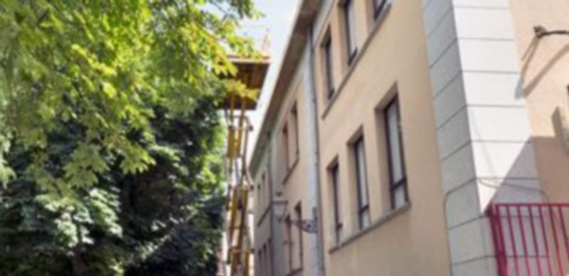 Los andamios para reparar la cubierta están situados cerca de la fachada del colegio Domingo de Soto. / Kamarero