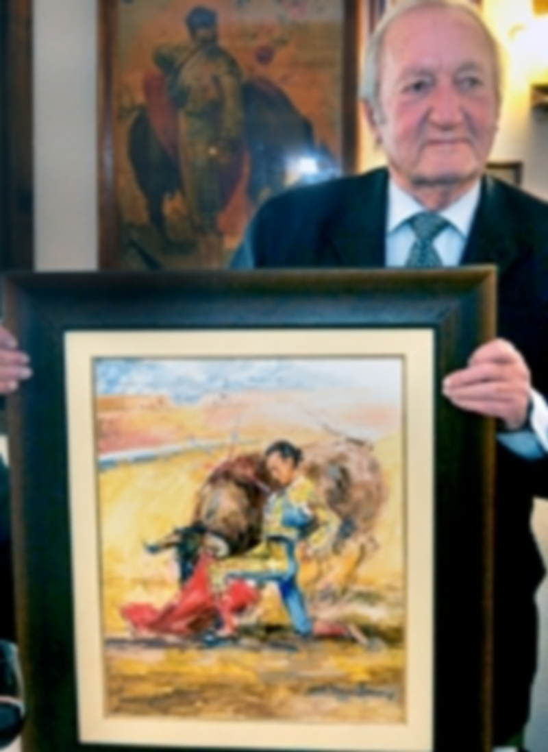 Julio Aparicio mostrando el óleo de Lope Tablada. / Kamarero