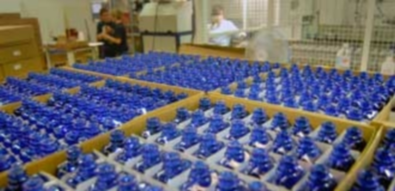 Imagen de archivo de recipientes de vidrio elaborados en la empresa SGD La Granja