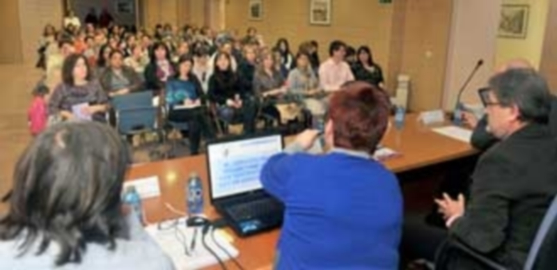 Decenas de mujeres asistieron a la Jornada del Servicio del Hogar Familiar ayer por la tarde en el CISS La Albuera./ K.