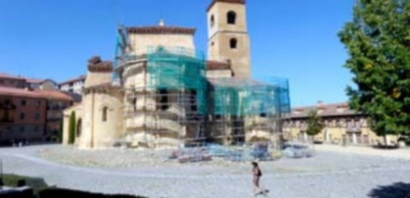 Los andamios comenzaron esta semana a cubrir las zonas en las que se intervendrá en el templo. / Kamarero