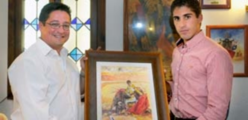 Rafael Cerro recogió el óleo de Tablada de manos del doctor Euro Barrio. / Kamarero