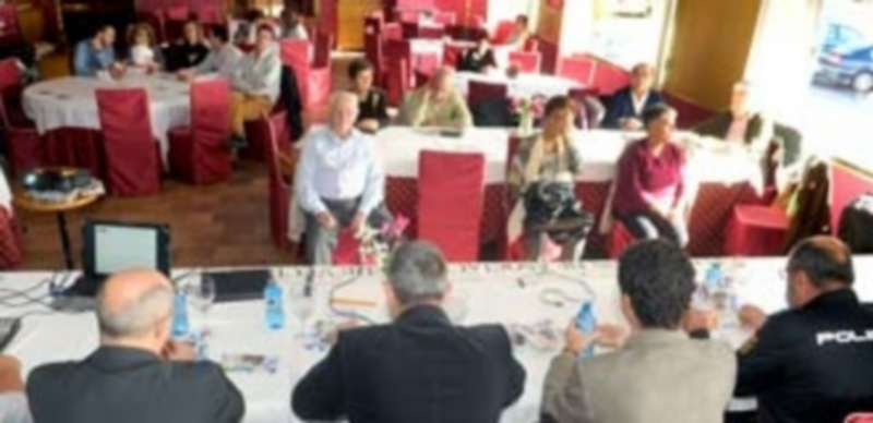 Vecinos de los seis barrios incorporados de Segovia durante la inaguración de la Jornada de Convivencia. / KAMARERO