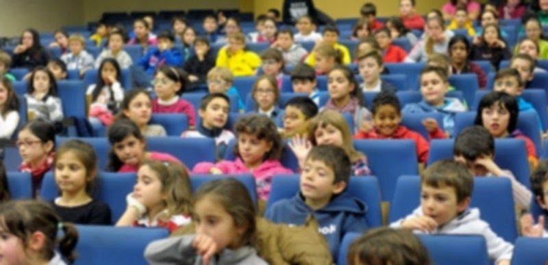 Alumnos del ‘Fray Juan de la Cruz’ que participaron en el programa ‘Intercambio navideño’ y que ayer recibieron un simbólico obsequio. / Kamarero