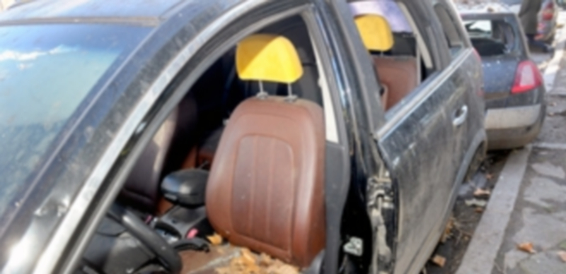 Estado que presenta uno de los vehículos “inmovilizados” en la avenida de la Constitución. / Kamarero