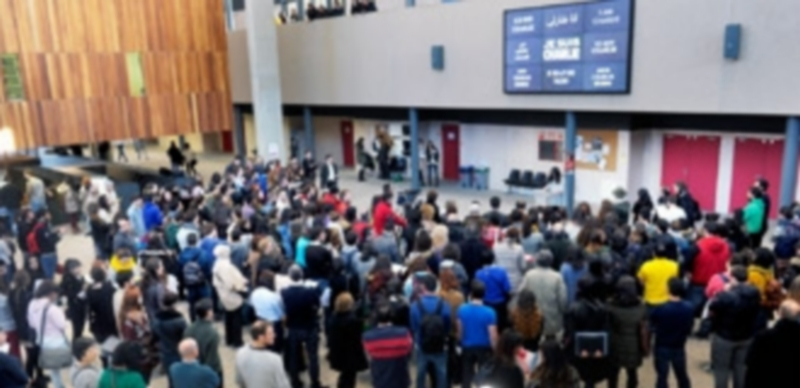 La concentración en el campus María Zambrano estuvo encabezada por mensajes a favor de la libertad de expresión proyectados en una gran pantalla./ Kamarero