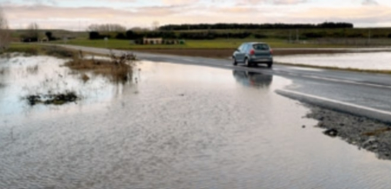 La carretera de Hontanares vio inundado durante toda la mañana uno de sus carriles debdo al desbordamiento del río Eresma. / Kamarero