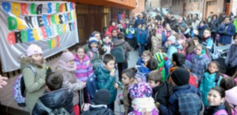 Padres y alumnos se concentraron ayer a la puerta del colegio para pedir una solución. / J.H.