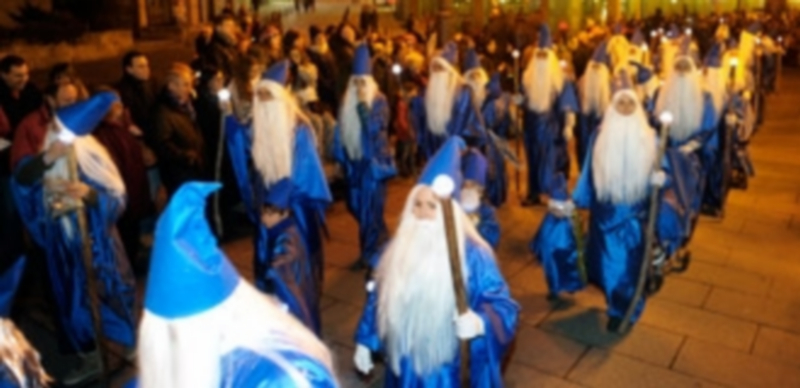 La comparsa Los Pasitos llenó Segovia de magos dispuestos a transformar en alegría el frío y la amenaza de lluvia./ Kamarero