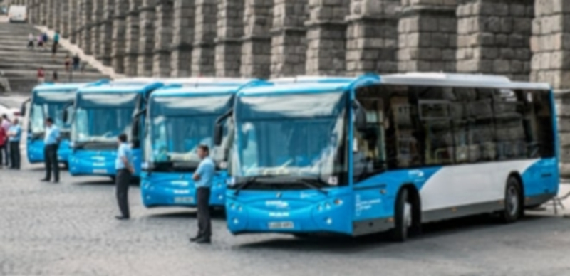 La presentación de los cinco autobuses nuevos se hará a mediados de marzo 1 El 1 de julio del año pasado se presentaron otros cuatro autobuses adquiridos por la concesionaria con mejores prestaciones en materia medioambiental. / Kamarero