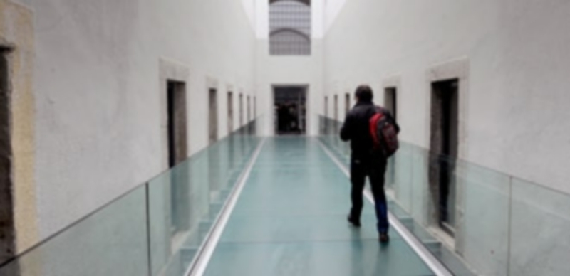 Una pasarela de suelo semitransparente da acceso a la zona central del panóptico