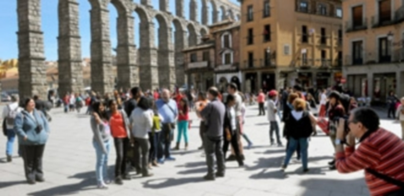 La subida de las temperaturas contribuyó al conocimiento y disfrute de los atractivos turísticos de Segovia e hizo que muchos visitantes se resistieran de noche a abandonar los espacios abiertos. / K.