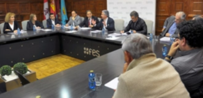 La sede de la FES acogió el encuentro de los empresarios con los responsables socialistas en la tarde de ayer. / Kamarero