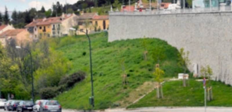 El talud entre Padre Claret y Via Roma suma una parcela de unos 6.000 metros cuadrados. / Kamarero